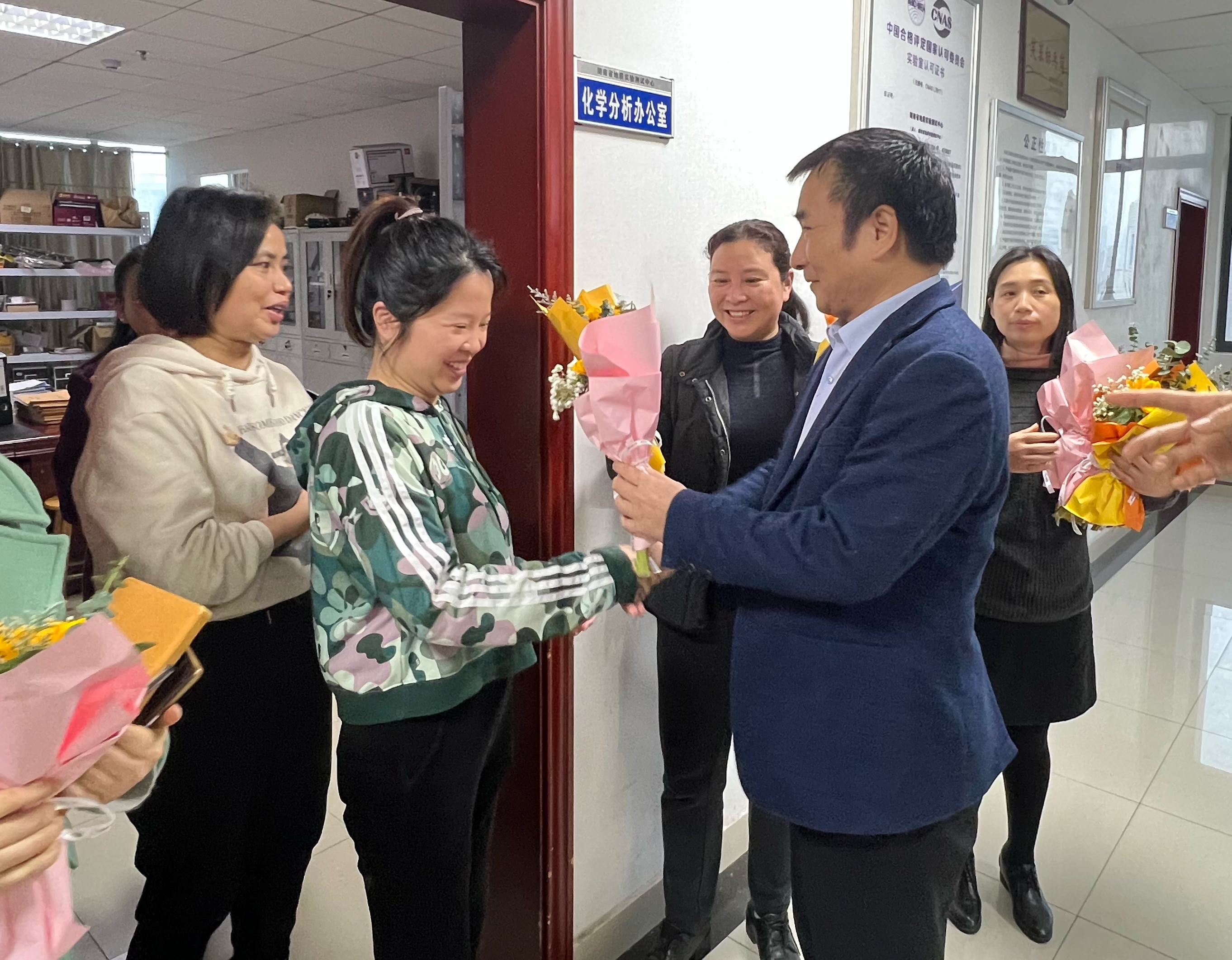 以花之名，芬芳来袭 | 测试中心开展三八妇女节送花送祝福活动